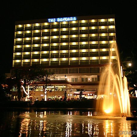 Taj Banjara Hotell Hyderabad Exteriör bild The Manila Hotel at night