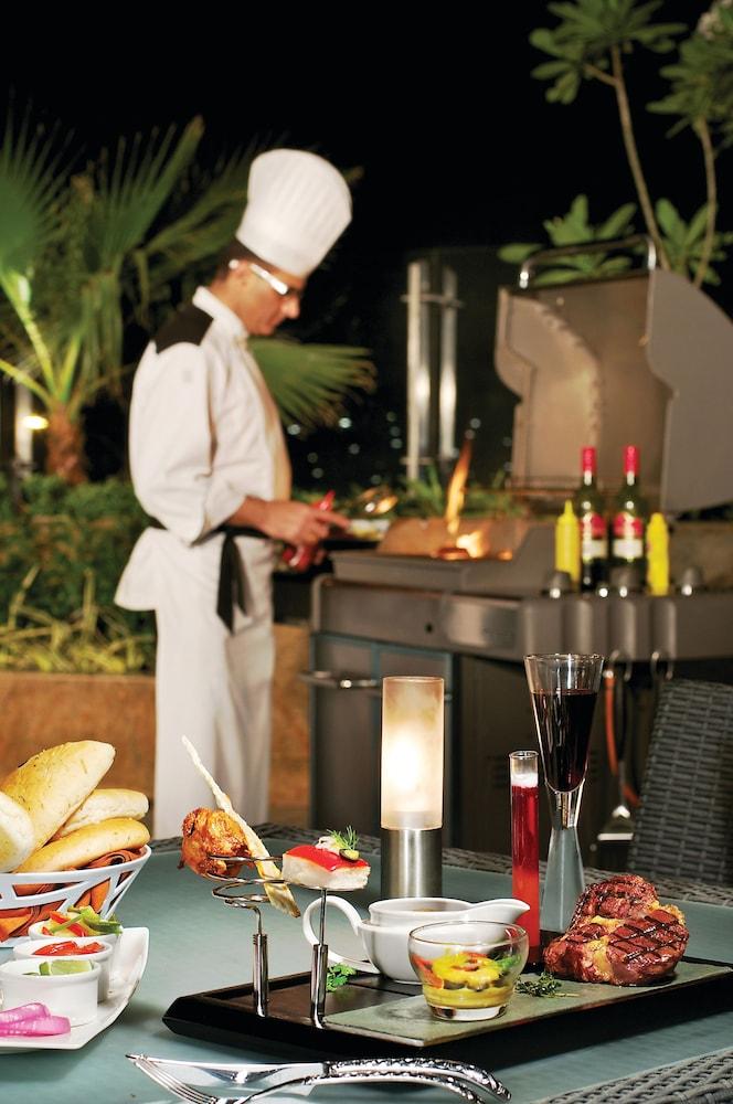 Taj Banjara Hotell Hyderabad Exteriör bild A chef at work