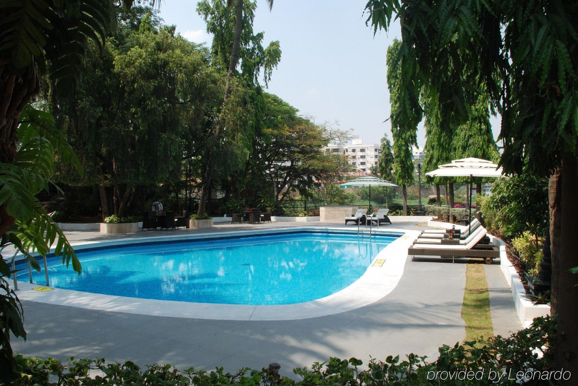 Taj Banjara Hotell Hyderabad Bekvämligheter bild Swimming pool at the hotel