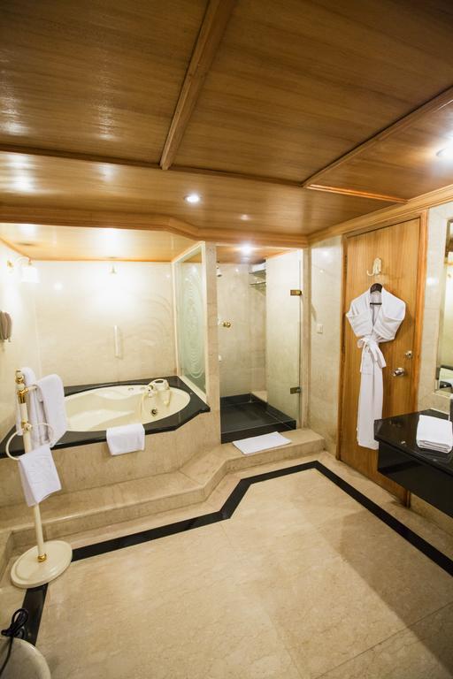 Taj Banjara Hotell Hyderabad Exteriör bild A bathroom with a shower and a bathtub