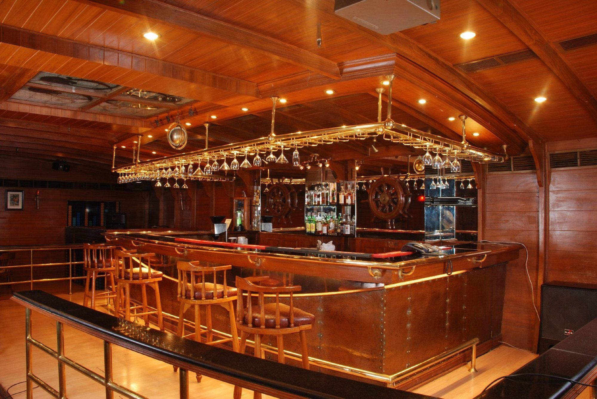 Taj Banjara Hotell Hyderabad Restaurang bild The bar on board the Calypso