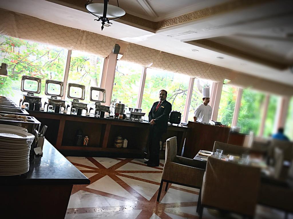 Taj Banjara Hotell Hyderabad Exteriör bild The restaurant at the hotel