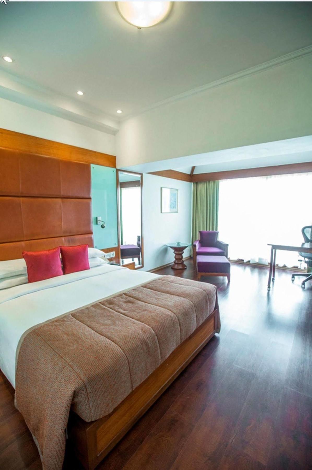 Taj Banjara Hotell Hyderabad Exteriör bild A room at the Park