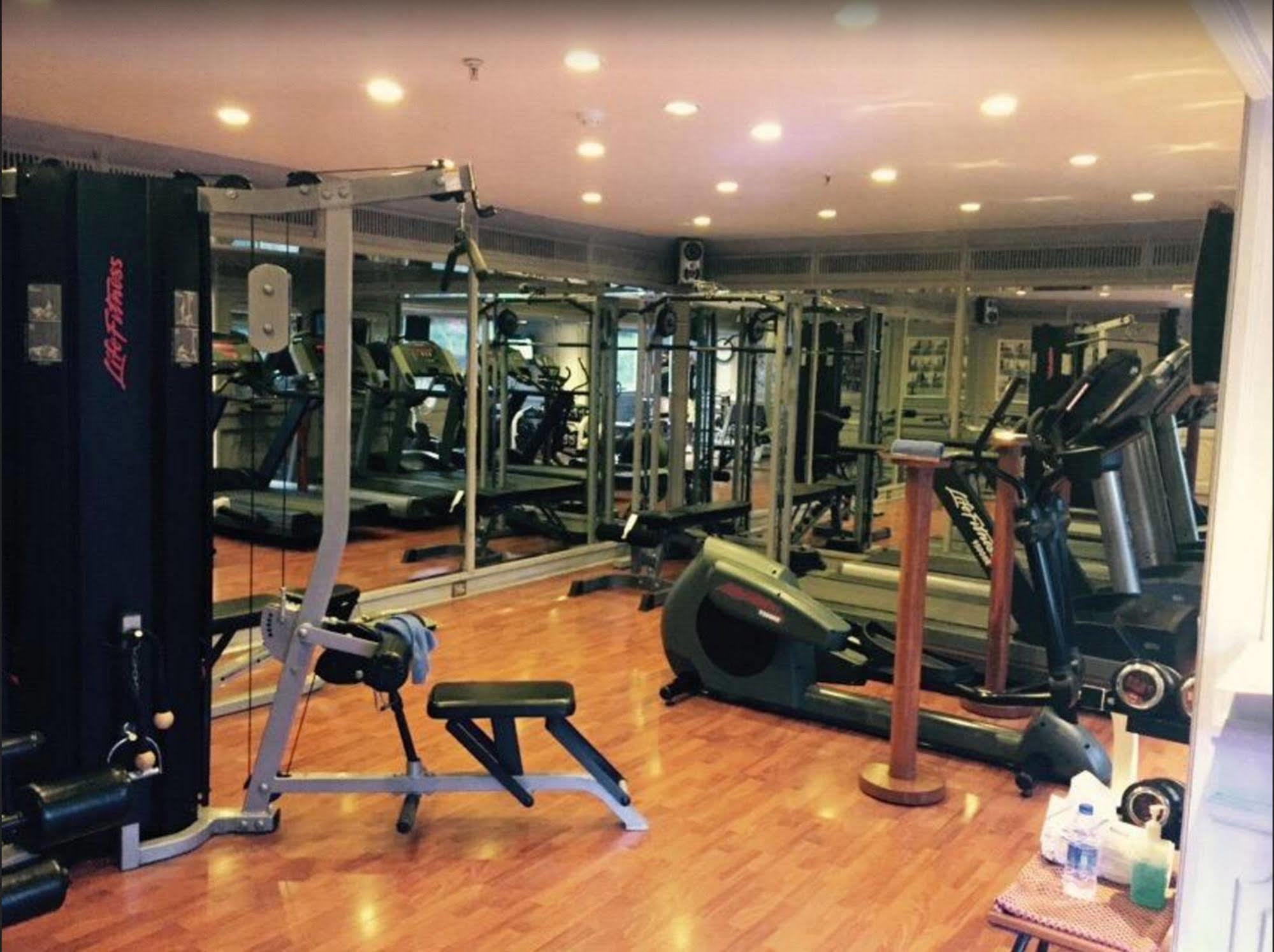 Taj Banjara Hotell Hyderabad Exteriör bild The gym at the hotel