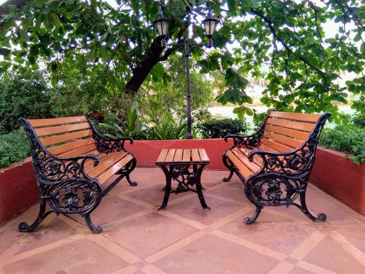 Taj Banjara Hotell Hyderabad Exteriör bild A cast iron bench